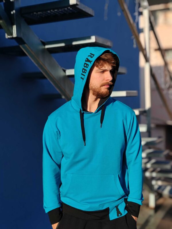 Sky Blue hoodie s dugim rukavima – unisex dizajn, udoban i moderan s dvobojnom kapuljačom, savršen za svakodnevni stil.