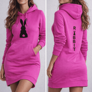 Magenta hoodie haljina s Rabbit printom sprijeda, nošena na modelu – streetwear stil.